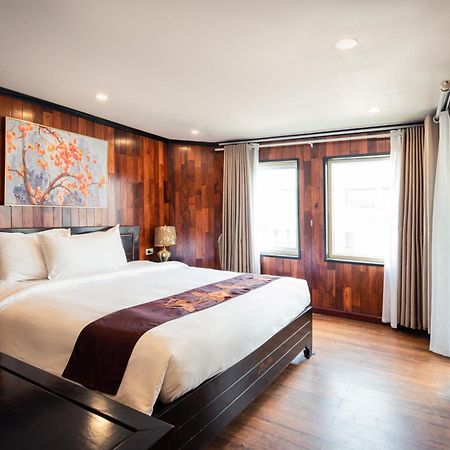 Hotel Dragon Crown Legend Cruise Ha Long Esterno foto