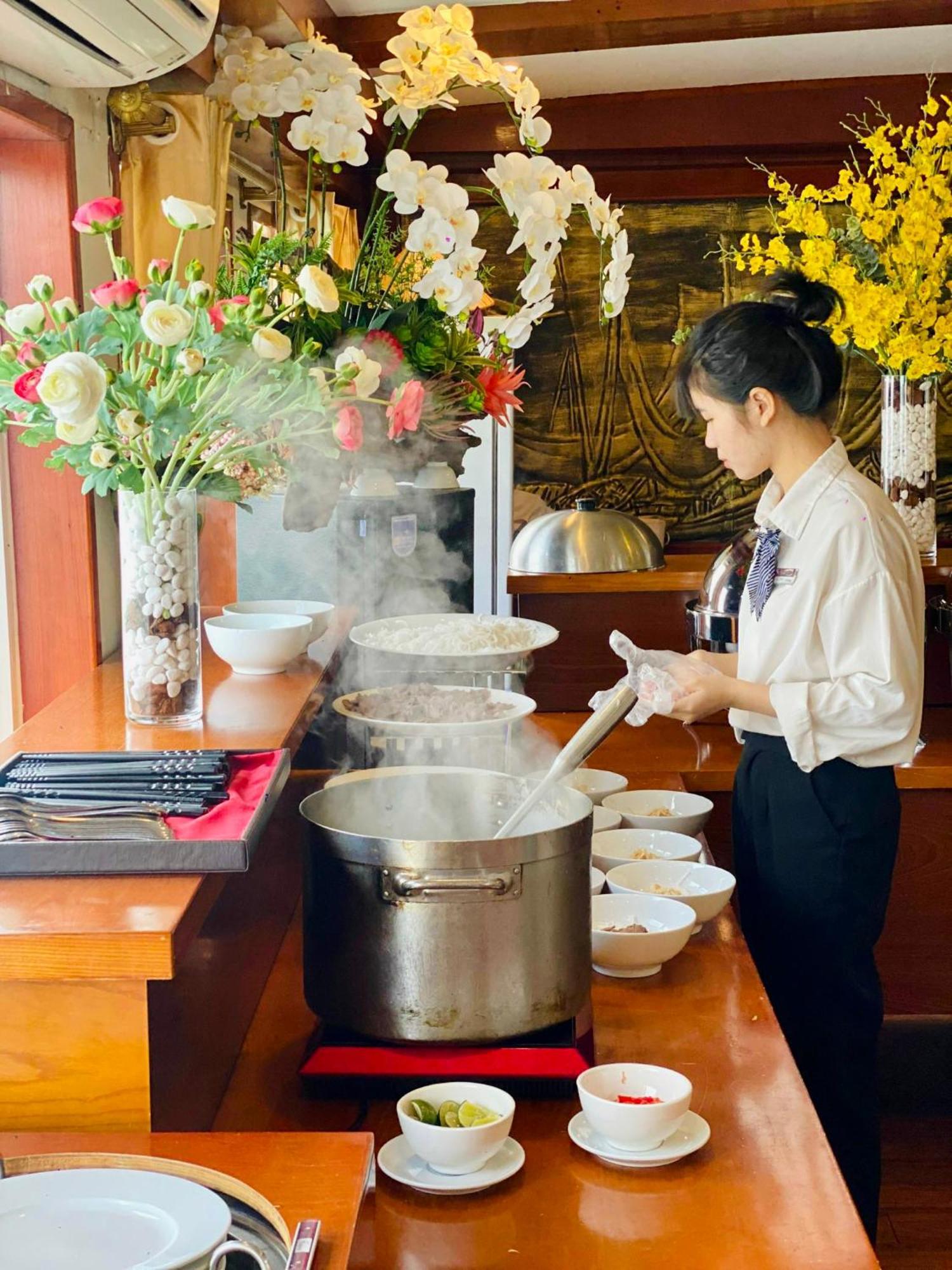 Hotel Dragon Crown Legend Cruise Ha Long Esterno foto