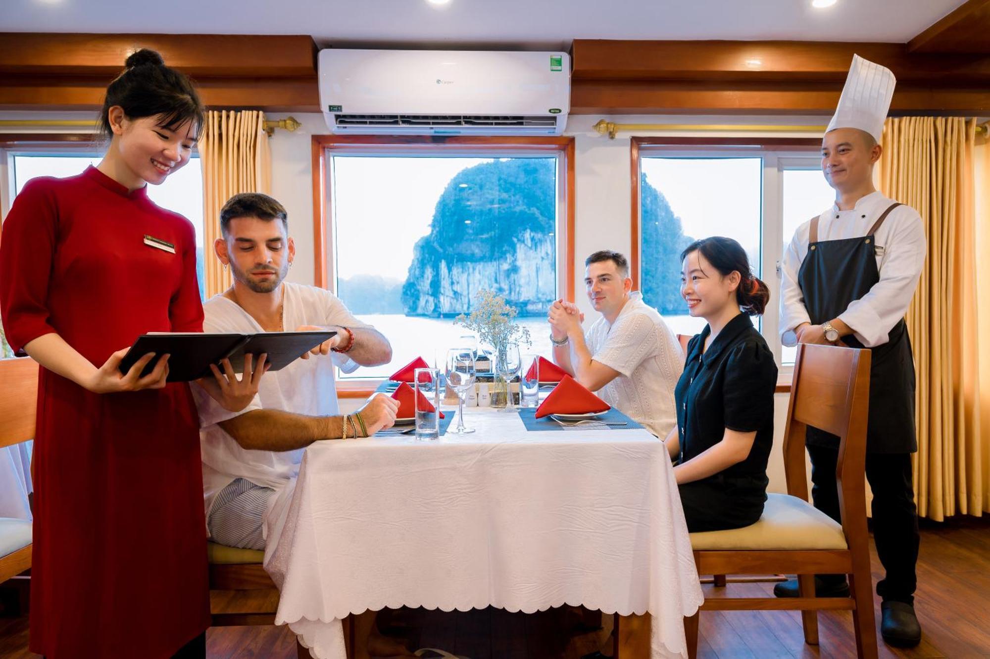 Hotel Dragon Crown Legend Cruise Ha Long Esterno foto