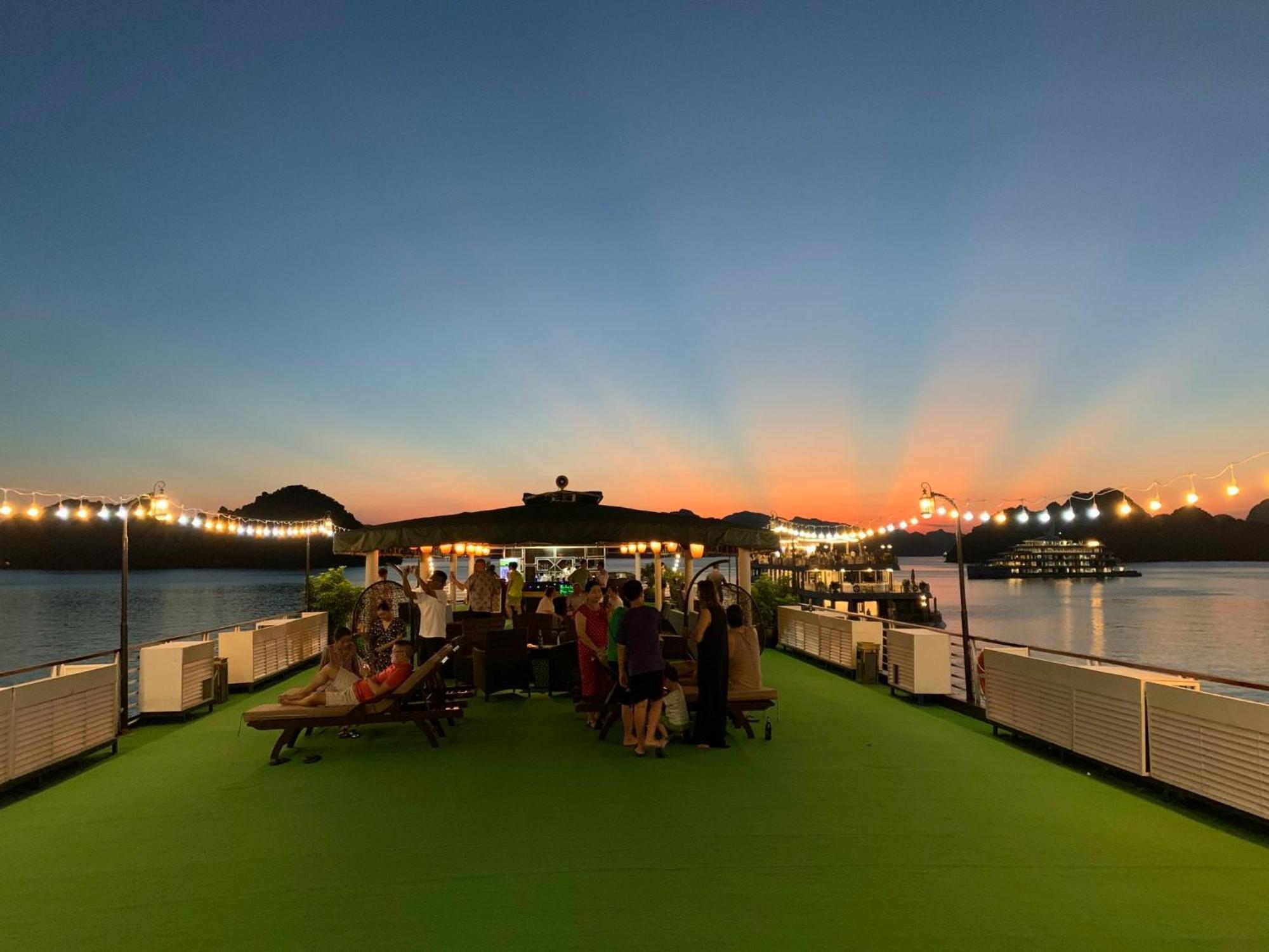 Hotel Dragon Crown Legend Cruise Ha Long Esterno foto